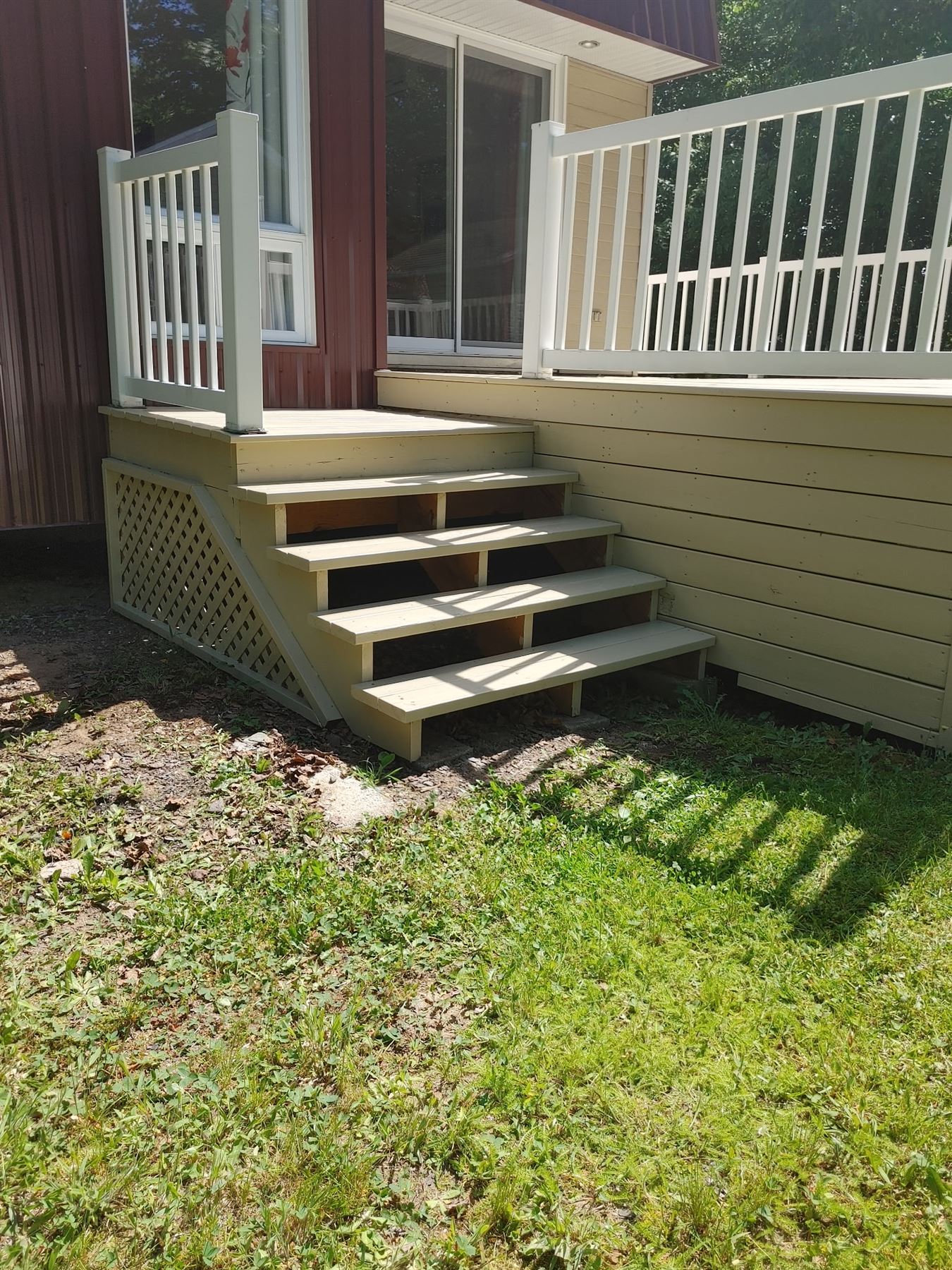 Escalier de patio fraîchement peint